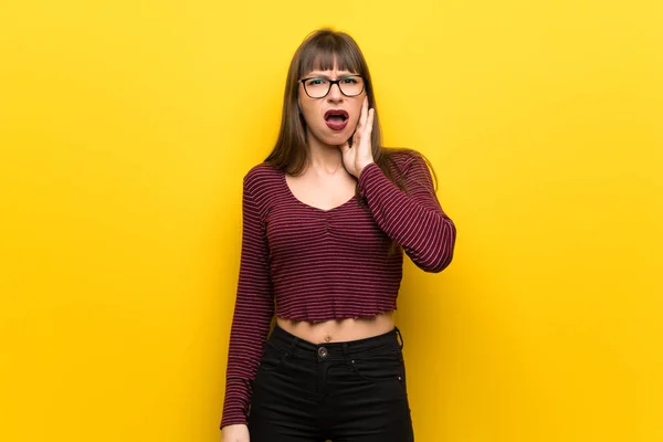 Mulher Com Óculos Sobre Parede Amarela Com Dor Dente — Fotografia de Stock