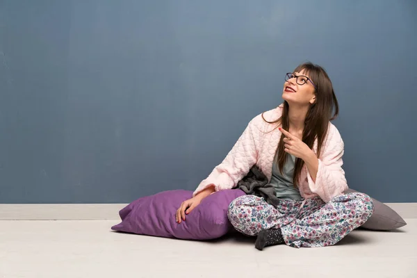Mujer Pijama Suelo Pensando Una Idea Mientras Mira Hacia Arriba — Foto de Stock