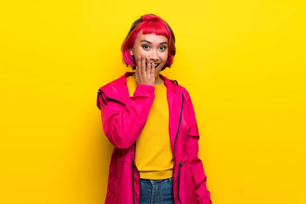 Молода Жінка Рожевим Волоссям Жовтій Стіні Несподіваним Шокованим Виразом Обличчя — стокове фото