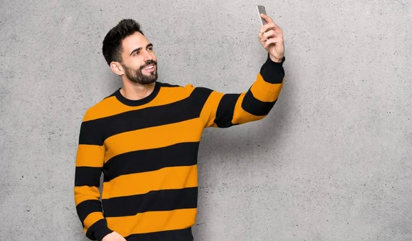 Bonito Homem Com Camisola Listrada Fazendo Uma Selfie Sobre Parede — Fotografia de Stock