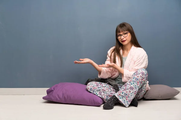 Mujer Pijama Suelo Extendiendo Las Manos Lado Para Invitar Venir — Foto de Stock