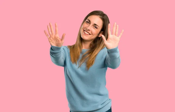 Mujer Rubia Con Camisa Azul Contando Diez Con Dedos Sobre — Foto de Stock