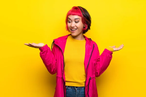 Young Woman Pink Hair Yellow Wall Holding Copyspace Two Hands — Stock Photo, Image