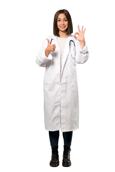 Una Toma Completa Una Joven Doctora Mostrando Signo Aceptable Con — Foto de Stock