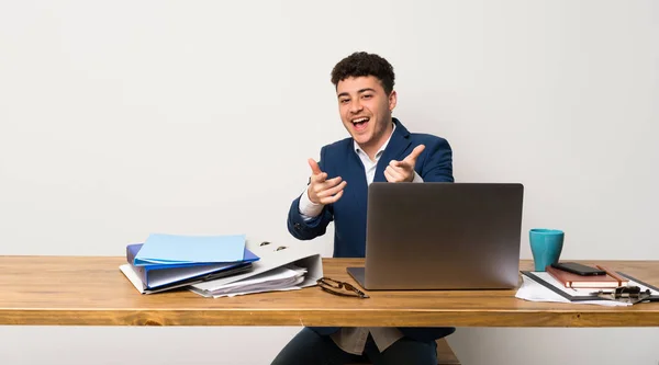 Adamı Öne Işaret Gülümseyen Bir Ofiste — Stok fotoğraf