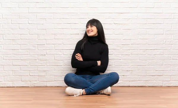 Vrouw Zittend Vloer Happy Glimlachen — Stockfoto