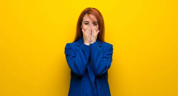 Junge Rothaarige Frau Mit Trenchcoat Die Viel Lächelt — Stockfoto