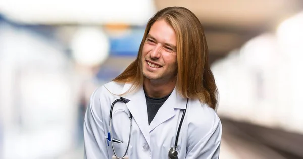 Läkare Man Glad Och Leende Ett Sjukhus — Stockfoto