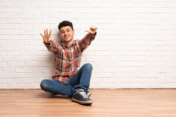 Young Man Sitting Floor Counting Six Fingers — Stock Photo, Image