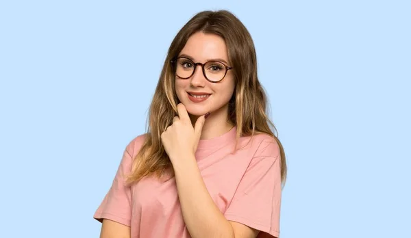 Ragazza Adolescente Con Maglione Rosa Con Occhiali Sorridente Sfondo Blu — Foto Stock