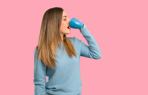 Blondýnka Modrou Košili Drží Horký Šálek Kávy Izolované Růžové Pozadí — Stock fotografie