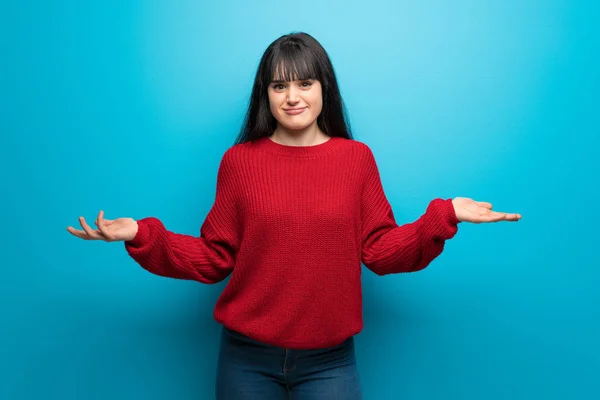 Vrouw Met Rode Trui Blauwe Muur Maken Betwijfelt Gebaar — Stockfoto