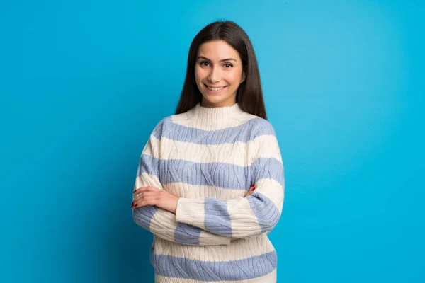 Junge Frau Über Blaue Wand Mit Verschränkten Armen Frontalposition — Stockfoto