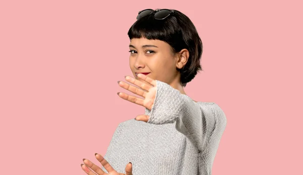 Νεαρή Γυναίκα Κοντά Μαλλιά Νευρικό Και Φοβισμένος Τεντώνοντας Χέρια Προς — Φωτογραφία Αρχείου