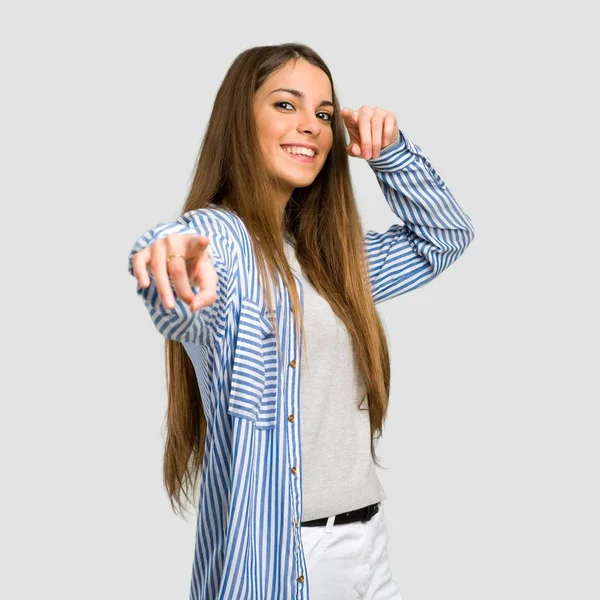 Chica Joven Con Camisa Rayada Señala Dedo Usted Mientras Sonríe — Foto de Stock