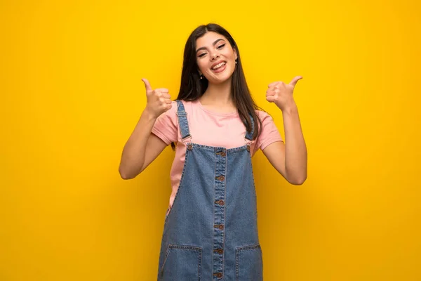 Tiener Meisje Gele Muur Geven Een Duim Omhoog Gebaar Glimlachen — Stockfoto