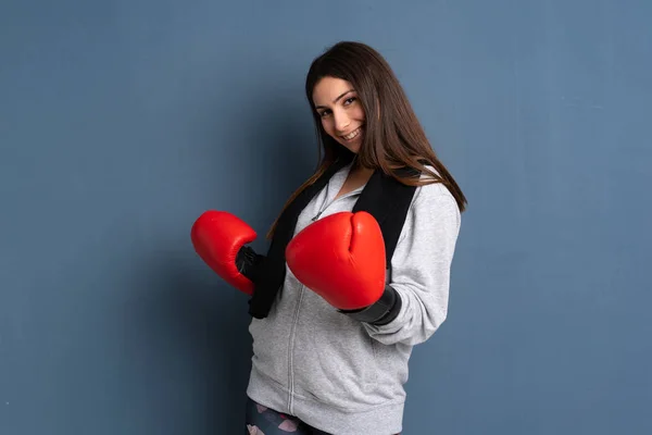 Junge Sportlerin mit Boxhandschuhen — Stockfoto