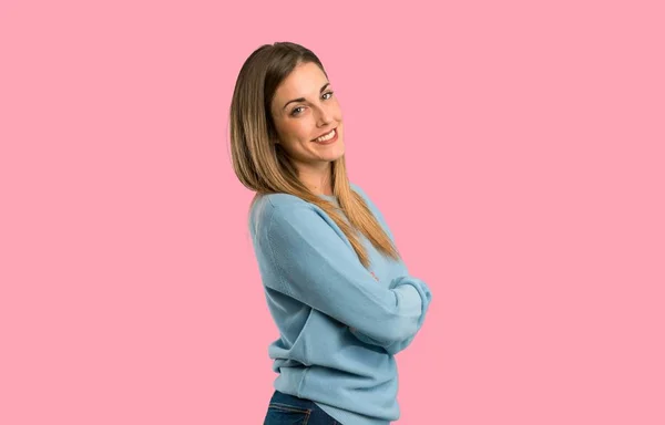 Donna Bionda Con Camicia Blu Che Tiene Braccia Incrociate Posizione — Foto Stock