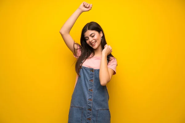 Adolescente Chica Sobre Amarillo Pared Celebrando Una Victoria — Foto de Stock