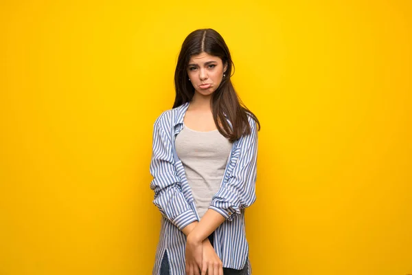 Chica Adolescente Sobre Pared Amarilla Con Expresión Triste Deprimida — Foto de Stock