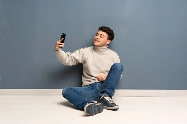 Mladý Muž Sedí Podlaze Takže Selfie — Stock fotografie