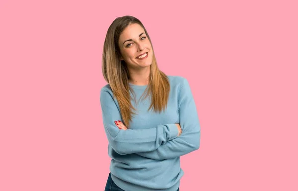 正面位置で分離のピンクの背景に 腕組みを維持する青いシャツとブロンドの女性 — ストック写真