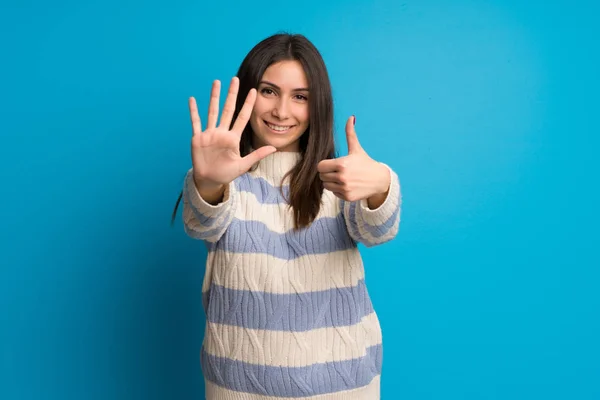 Jonge Vrouw Blauwe Muur Tellen Zes Met Vingers — Stockfoto