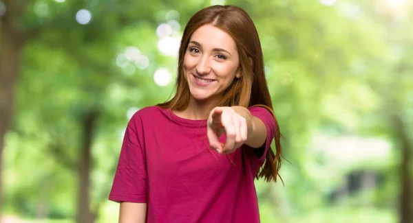 Junges Rothaariges Mädchen Zeigt Mit Selbstbewusstem Gesichtsausdruck Park Auf Dich — Stockfoto