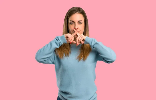 Blondýnka Modrou Košili Ukazující Znamení Ticha Gesto Izolované Růžové Pozadí — Stock fotografie