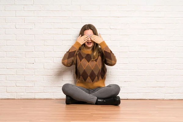 Tiener Meisje Zittend Vloerbekleding Ogen Door Handen Verbaasd Zien Wat — Stockfoto