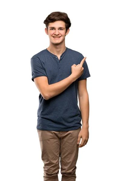 Tonåringen Man Pekar Sidan Att Presentera Produkt Över Isolerade Vit — Stockfoto