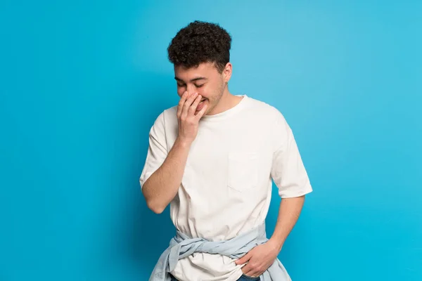 Joven Sobre Fondo Azul Posando Con Los Brazos Cadera Riendo — Foto de Stock