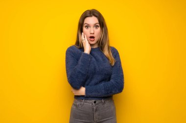 Genç kız şaşırttı ve doğru bakarken şok sarı duvarın üzerinden