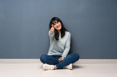 İyi bir anlaşma kapanış tokalaşırken katta oturan kadın