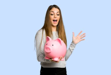 genç kız mavi arka plan üzerinde bir servet tutarken sürpriz