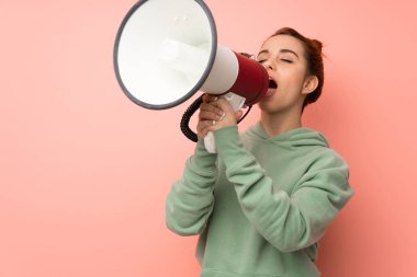 Bir megafon ile bağırarak kazak ile genç Kızıl saçlı kadın