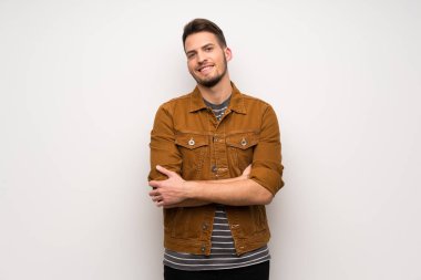 Beyaz duvar ön konumda geçti silah tutmak yakışıklı adam