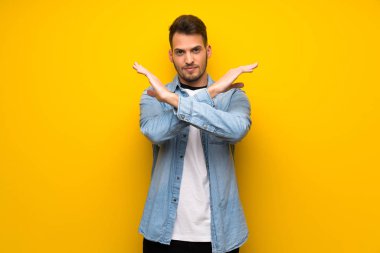 Yakışıklı adam sarı duvar yok jest yapma