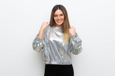 Genç kadın üzerinde beyaz duvar kazanan konum bir zaferini kutluyor gözlük