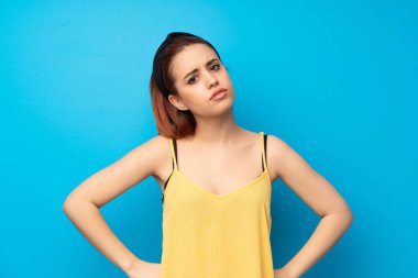 Mavi arka plan kızgın genç Kızıl saçlı kadın