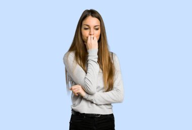 genç kız şüpheleri üzerinde mavi arka plan