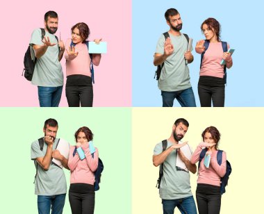 Sırt çantaları ve stop jest yapma kitaplar ile iki öğrenci kümesi