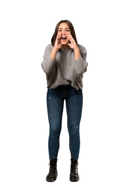 Genç bir kadın bağırıyor ve bir şey izole beyaz arka plan üzerinde ilan tam uzunlukta bir kadeh