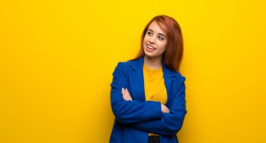 Trençkot mutlu ve gülümseyen genç Kızıl saçlı kadın