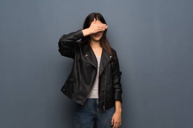 Genç kız üzerinde gri duvar eller tarafından gözleri kaplama. Bir şey görmek istiyor musunuz