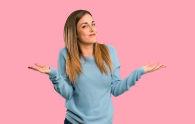 Sarışın kadın mavi tişört omuz izole pembe arka plan kaldırma sırasında önemli jest yapma ile