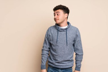 Yalıtılmış duvar yan seyir şüpheler jest yapma genç adam