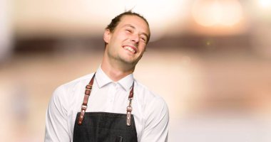 Bir önlük mutlu ve gülümseyen bir kuaför dükkanında erkekte Kuaför