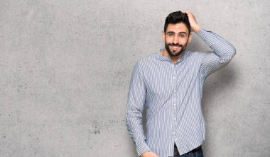 Hayal kırıklığı ve dokulu duvar'ın üstüne anlayış değil bir ifade ile gömlek ile zarif adam