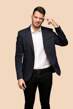 Yakışıklı iş adamı ile intihar yaparken sorunlarla hareketi koyu sarı arka plan üzerinde